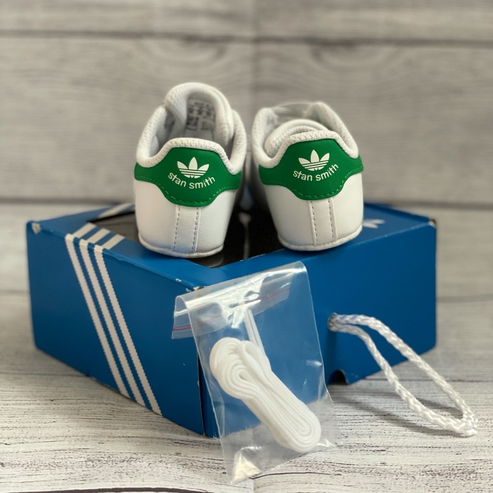 Adidas Stan Smith in green & white. Size 3.
